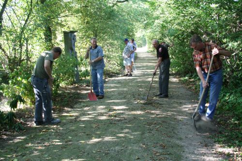 Schützenbrüder reinigen den Kreuzweg